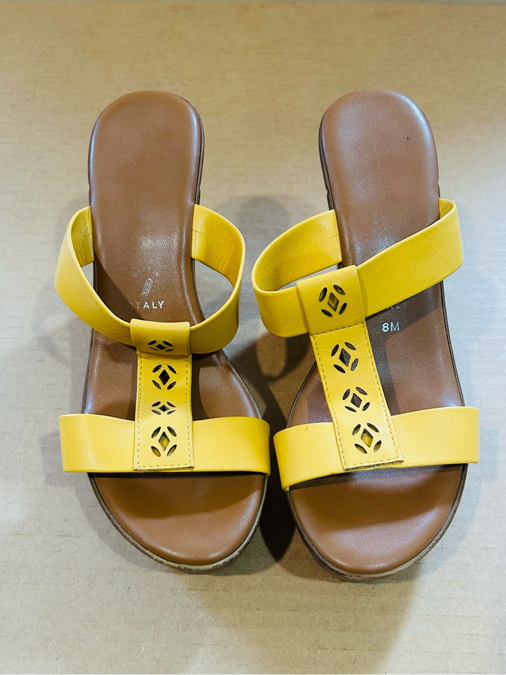 Source Unknown Yellow Leather T-Strap Slide Sandals for Women